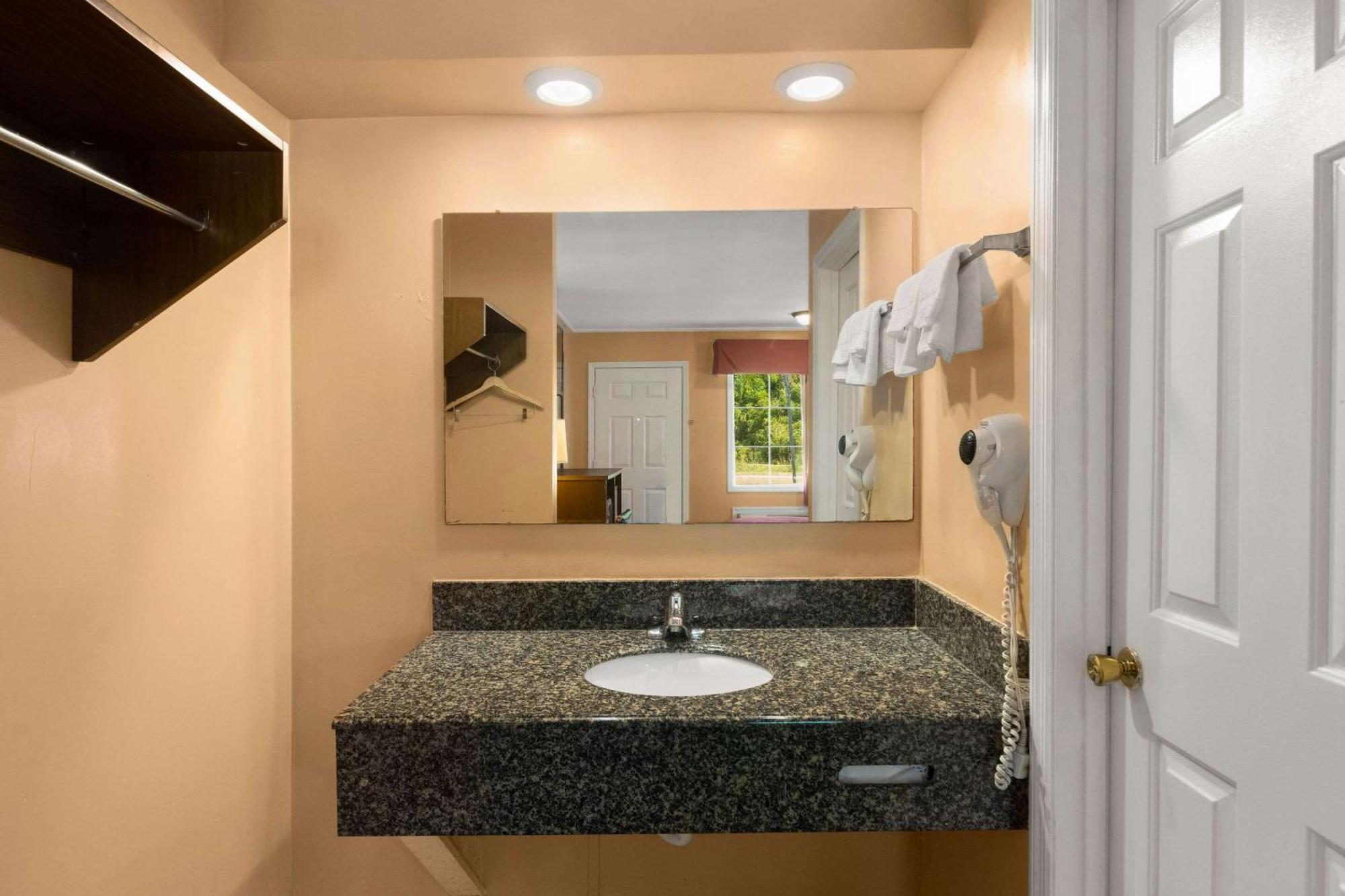 Econo Lodge Cornersville Εξωτερικό φωτογραφία